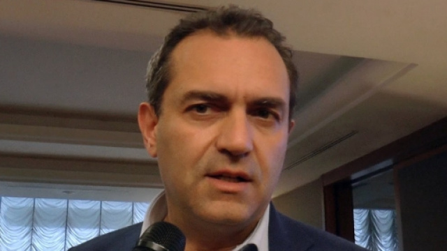 Secondo un sondaggio di HuffPost De Magistris sar&agrave; il vincitore delle elezioni comunali napoletane.