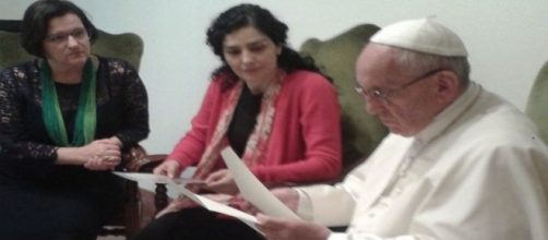 Let&iacute;cia Sabatella pede ajuda de Papa para evitar sa&iacute;da de Dilma