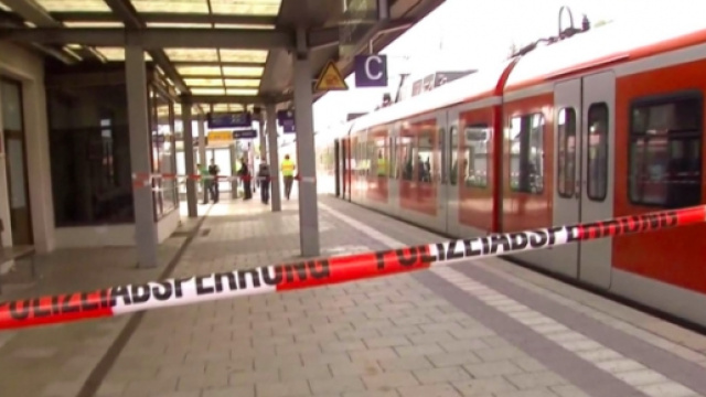 Attimi di terrore a Grafing dove un uomo armato di coltello attacca i passanti.