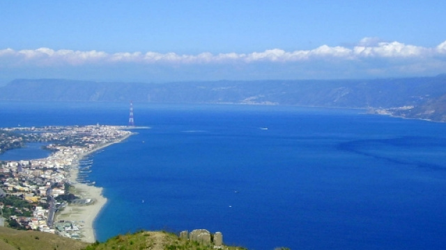 Fotografia dello Stretto di Messina.