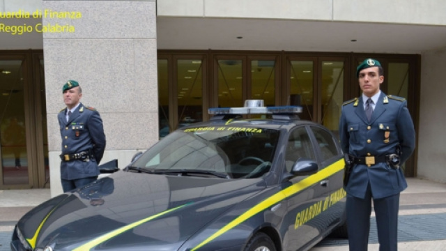 Guardia di Finanza in Calabria Fonte:http://www.lametino.it/Cronaca/ndrangheta-cartello-per-condizionare-economia-7-fermi-a-reggio-calabria.html