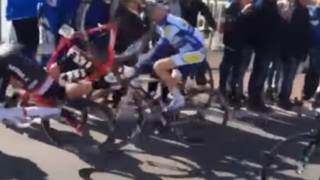 La caduta di Fabio Felline prima del via dell'Amstel Gold Race