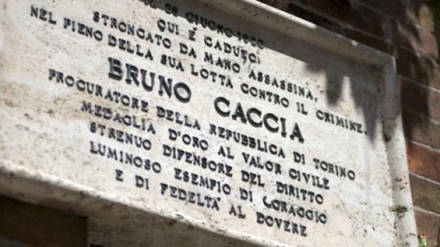 La lapide in via Sommacampagna ricorda il barbaro omicidio