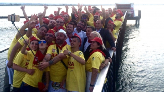 Il selfie dei partecipanti alla manifestazione pugliese