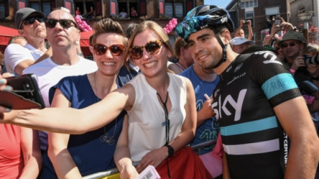 Mikel Landa con le tifose - Foto Ansa/Di Meo