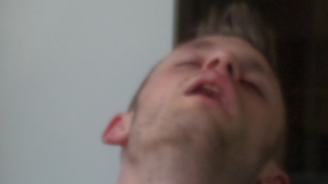 Un giovane sorpreso in treno da un nostro scatto dopo essersi drogato.