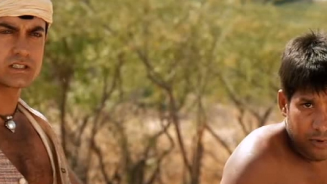 Amir Khan celebre attore e produttore indiano in una scena del film sulla storia del cricket Laagan