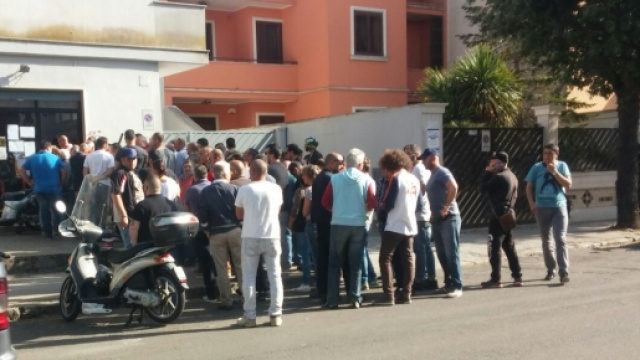 La fila di tifosi nei giorni scorsi.