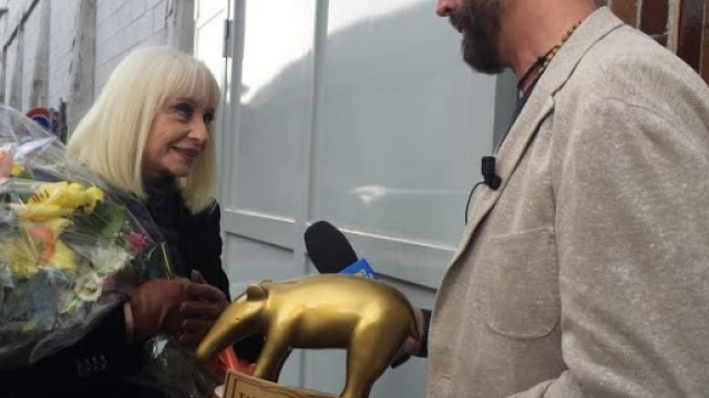 Raffaella Carr&agrave; e il Tapiro d'Oro per la gaffe a The Voice of Italy