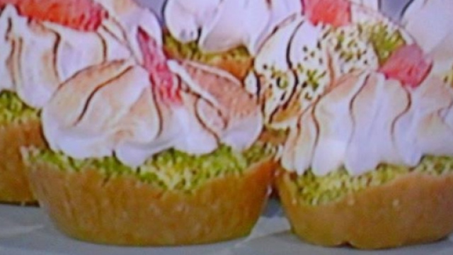 Tortine meringate con crema di limone.