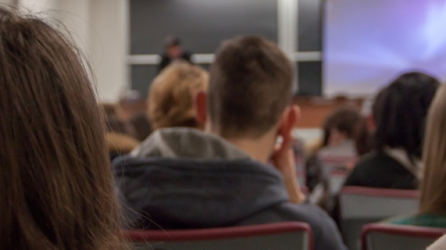 Ultime notizie scuola, gioved&igrave; 12 maggio 2016: marijuana tra i banchi, scontro sindaco-Consiglio d'Istituto