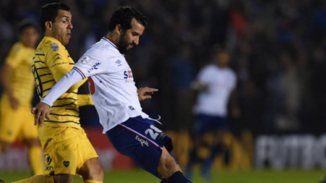 Contrasto tra Carlos Tevez e Mauricio Victorino