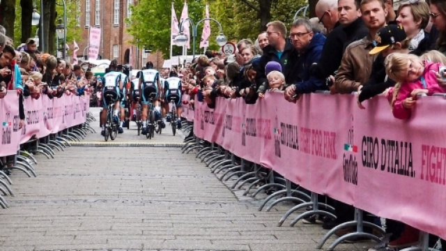 L'abbraccio dei tifosi in una tappa del Giro d'Italia