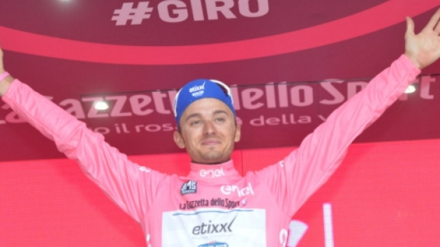 Gianluca Brambilla in maglia rosa - Foto Ansa/Peri