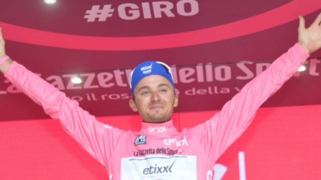 Gianluca Brambilla si gode la maglia rosa
