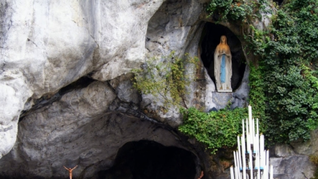 Immagine della grotta di Louirdes