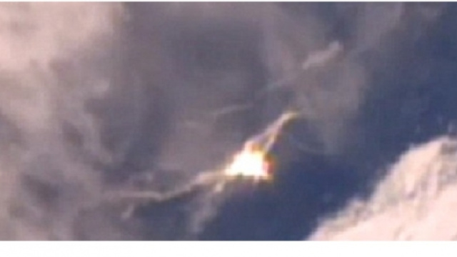 Misterioso Ufo ripreso mentre esce dall'atmosfera terrestre