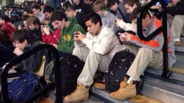 A capo chino con lo smartphone tra le mani