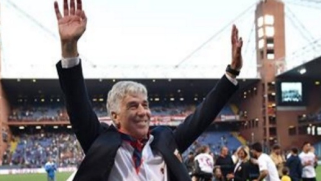 Gianpiero Gasperini sotto la Gradinata Nord