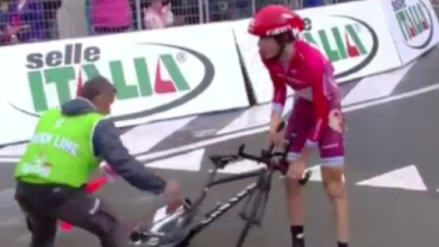 Ilnur Zakarin dopo la seconda caduta