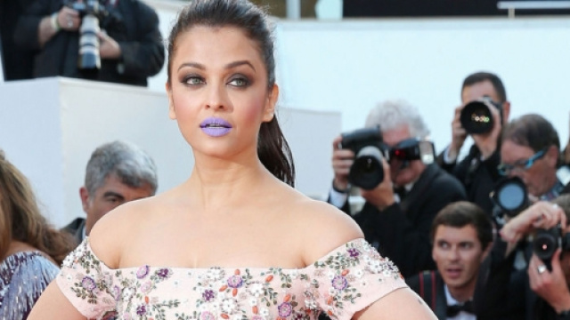 l'attrice indiana Aishawarya Rai che si &egrave; presentata sul tappeto rosso a Cannes con un rossetto viola