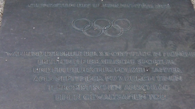 La lapide a Monaco di Baviera che ricorda le vittime di 'Settembre Nero'