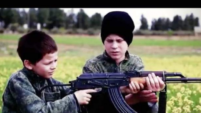 Sono sempre di pi&ugrave; i bambini indottrinati e arruolati dall'Isis