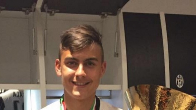 Fonte: https://commons.wikimedia.org/wiki/Category:Paulo_Dybala?uselang=it#/media/File:Paulo_Dybala,_Scudetto_2016.jpg