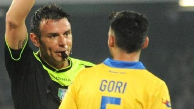 L'arbitro Celi mentre espelle Mirko Gori