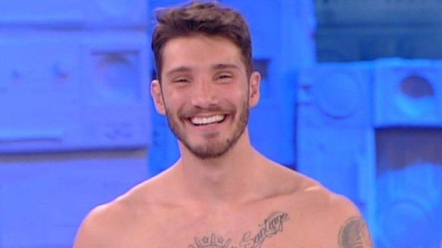 Stefano De Martino al Costanzo Show piace e commuove