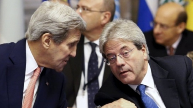 Il segretario di Stato americano, John Kerry, con il ministro Paolo Gentiloni