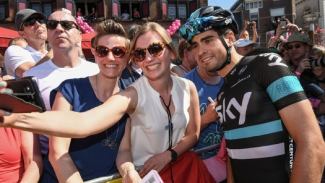 Mikel Landa con i tifosi del Giro d'Italia.