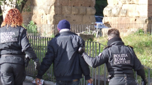 Roma, Nomentano: sequestrati 4500 kg di materiale illegale da parte dei vigili al mercato di via Conti