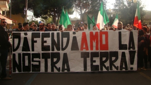 Roma, via Teano. La manifestazione contro i nomadi e favore della ragazza stuprata