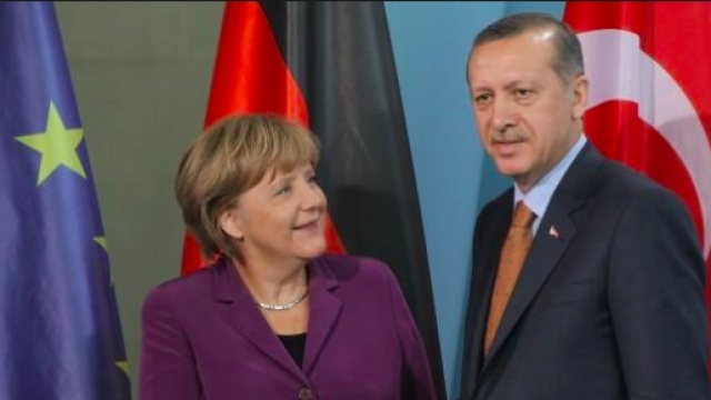 Un patto tra Merkel e Erdogan consentir&agrave; ai migranti turchi il libero ingresso in Europa.