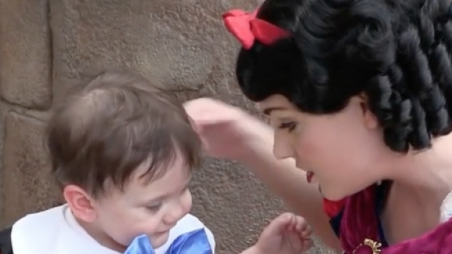 Il bambino e Biancaneve al parco divertimenti di Walt Disney