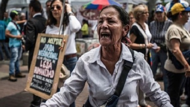 Il crollo del prezzo del petrolio sta conducendo il Venezuela alla povert&agrave; estrema