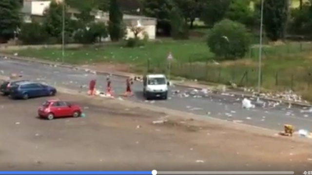 Roma, mercato rionale di via Quasimodo tra l'immondizia