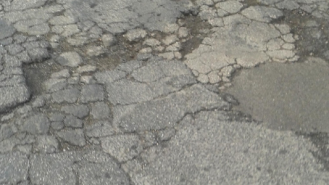 Un esempio di buche per le strade di Roma