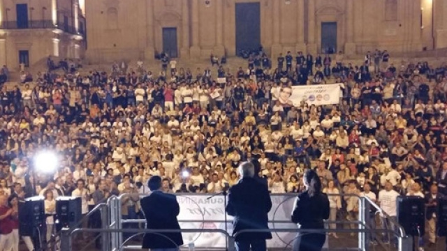 Folla oceanica in piazza Municipio per Corrado Figura