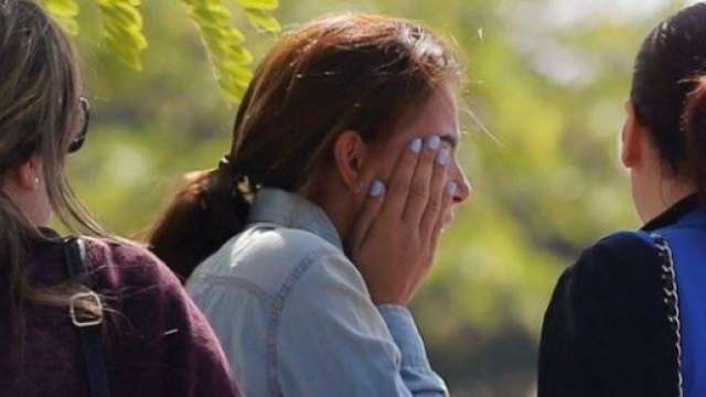 Uno scatto che ritrae una parente dei passeggeri dell'EgyptAir