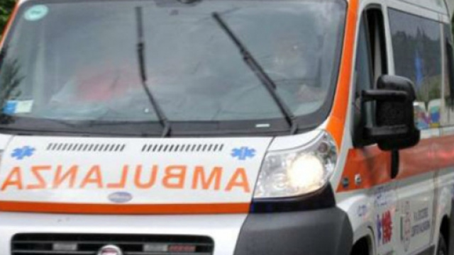 Catanzaro, aito si ribalta: due feriti