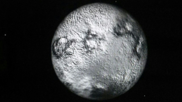 Individuata una piccola luna gassosa