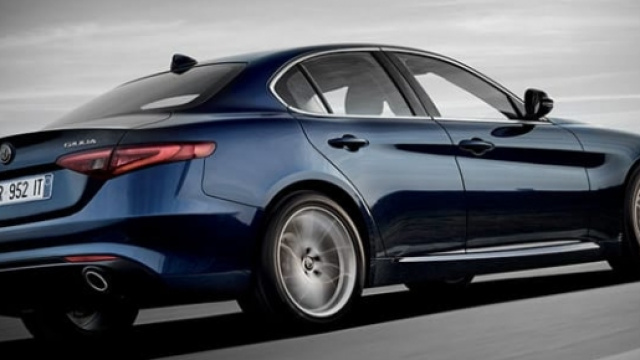 La prova su strada di una Giulia blu.