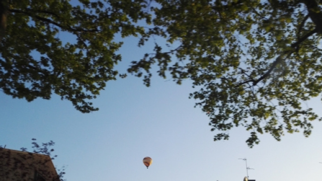 Mongolfiera in volo su una citt&agrave;