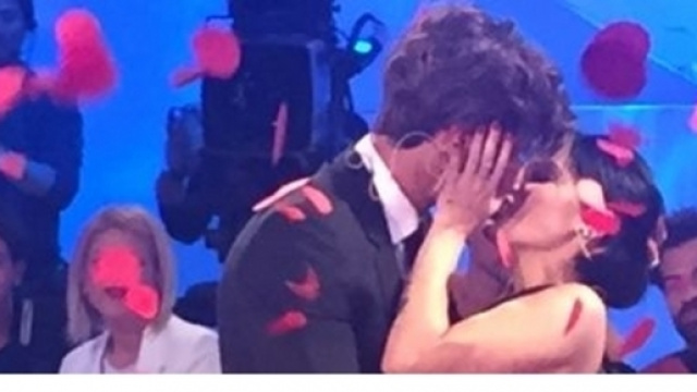 Andrea Damante bacia Giulia De Lellis dopo la scelta