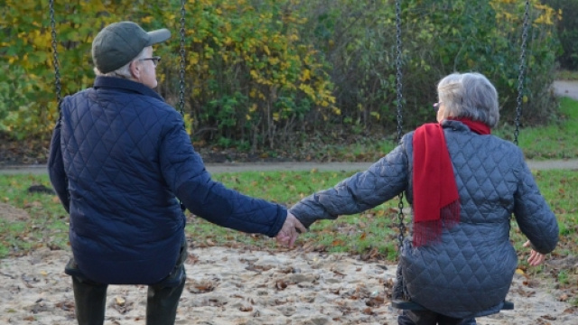 Anziano pone fine alle sofferenze della moglie malata da anni.