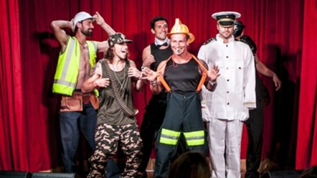 Flight 616: lo spogliarello maschile, il video dalla seconda puntata