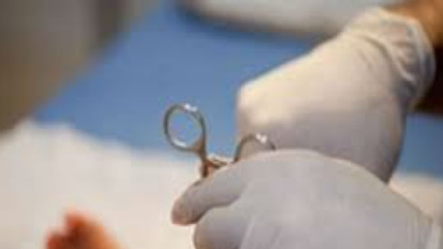 Neonato di un mese muore per circoncisione in casa