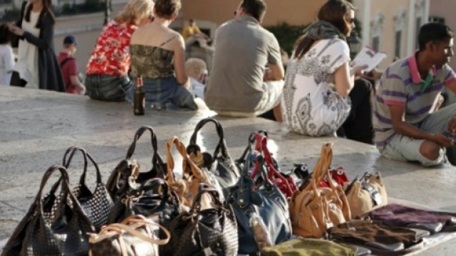 Roma: enormi guadagni per i mercanti abusivi.